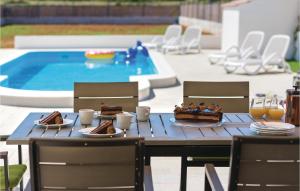 Three-Bedroom Holiday Home In Sibenik