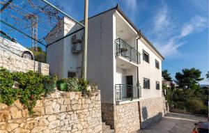 Beautiful Apartment In Klek With Wifi