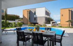 Beautiful Apartment In Zidarici 