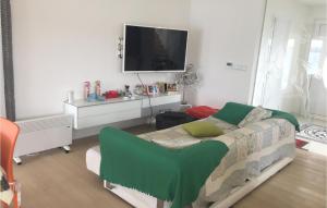 Beautiful Home In Veli Rat With Wifi