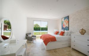 Maisons de vacances 3 Bedroom Amazing Home In Fondettes : photos des chambres
