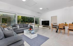 2 Bedroom Pet Friendly Home In Zestilac