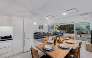 2 Bedroom Pet Friendly Home In Zestilac 