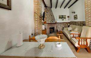 Cozy Home In Benalaureia With Kitchen