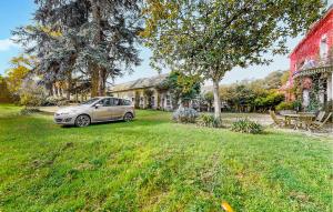 Maisons de vacances 7 Bedroom Lovely Home In Chabris : photos des chambres