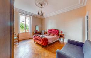 Maisons de vacances 7 Bedroom Lovely Home In Chabris : photos des chambres