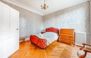 Maisons de vacances 7 Bedroom Lovely Home In Chabris : photos des chambres