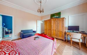 Maisons de vacances 7 Bedroom Lovely Home In Chabris : photos des chambres
