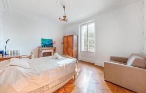 Maisons de vacances 7 Bedroom Lovely Home In Chabris : photos des chambres