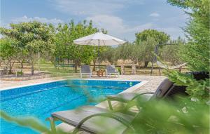 Three-Bedroom Holiday Home In Lozovac