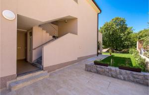 2 Bedroom Lovely Apartment In Viskovo