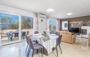 2 Bedroom Lovely Apartment In Viskovo