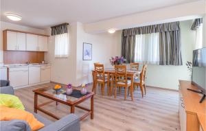 Cozy Apartment In Turanj With Wifi