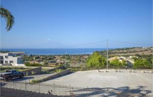 Awesome Home In Brucoli With Jacuzzi
