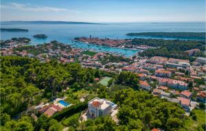 6 Bedroom Lovely Home In Rab