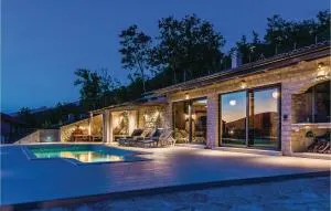 Four-Bedroom Holiday Home In Kijevo - Kijevo