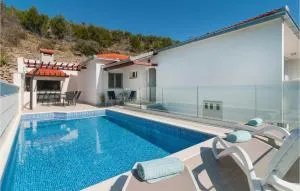 Cozy Home In Zrnovnica With Wifi - 兹诺夫尼卡