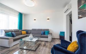 Beautiful Apartment In Podstrana