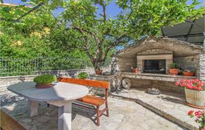 2 Bedroom Lovely Apartment In Gracisce 