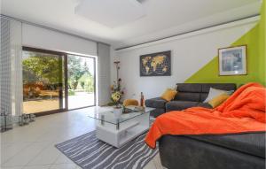 2 Bedroom Lovely Apartment In Gracisce 
