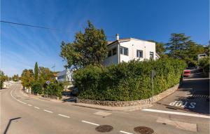 Lovely Apartment In Njivice With Wifi