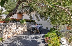 Three-Bedroom Apartment In Makarska