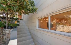 Three-Bedroom Apartment In Makarska