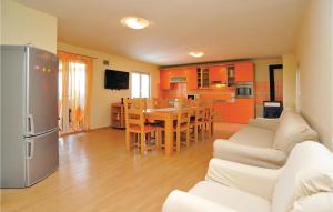 Two-Bedroom Holiday Home Krusevo With An Outdoor Swimming Pool 04