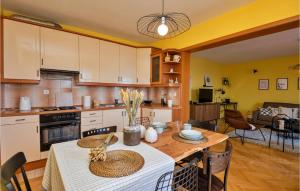 Three-Bedroom Apartment In Makarska