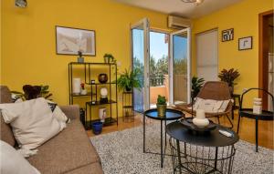 Three-Bedroom Apartment In Makarska