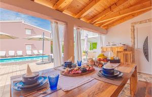 Lovely Home In Brodarica With Jacuzzi