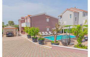 Lovely Home In Brodarica With Jacuzzi