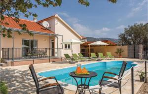 Three-Bedroom Holiday Home In Kastel Stafilic