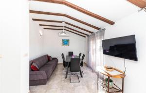2 Bedroom Gorgeous Apartment In Sevid 