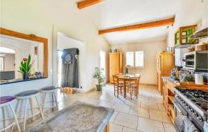 Maisons de vacances Beautiful Home In Eyragues : photos des chambres