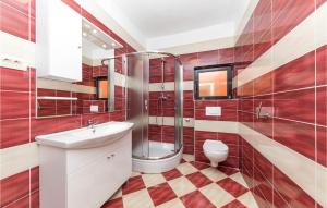 Two-Bedroom Apartment In Okrug Donji