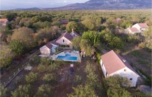 Three-Bedroom Holiday Home In Trbounje