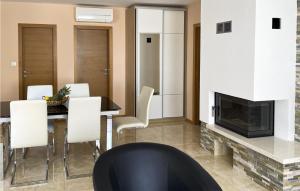 9 Bedroom Awesome Home In Starigrad