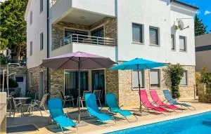 9 Bedroom Awesome Home In Starigrad - Punta