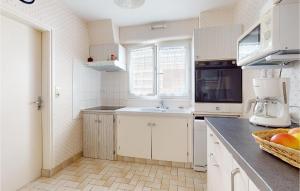 Maisons de vacances 2 Bedroom Cozy Home In Royan : photos des chambres