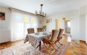 Maisons de vacances 2 Bedroom Cozy Home In Royan : photos des chambres