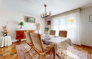 Maisons de vacances 2 Bedroom Cozy Home In Royan : photos des chambres