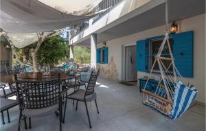 Four-Bedroom Holiday Home In Zdrelac