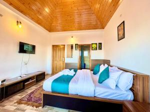 3 Bedroom Villa I Kufri Mansion I Balcony Mountain View I Family Groups & Bonfire I Operated by Exotic Stays