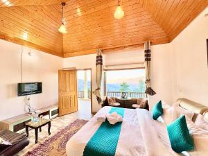 3 Bedroom Villa I Kufri Mansion I Balcony Mountain View I Family Groups & Bonfire I Operated by Exotic Stays