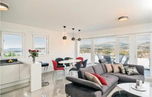 4 Bedroom Amazing Home In Podstrana