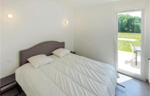 Maisons de vacances Awesome Home In Saint Vincent Sur Jard : photos des chambres
