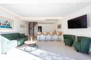 Elegant Duplex with Private Garden Terrace