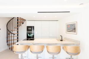 Elegant Duplex with Private Garden Terrace