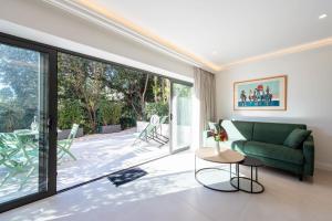 Elegant Duplex with Private Garden Terrace
